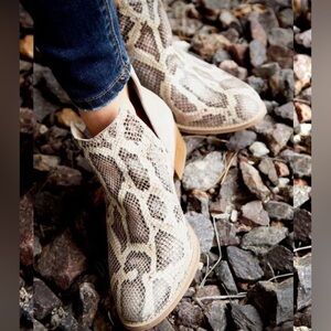 Diba‎ True Look Down Genuine Leather Snake Print Slip On Block Heel Boots Sz 7.5